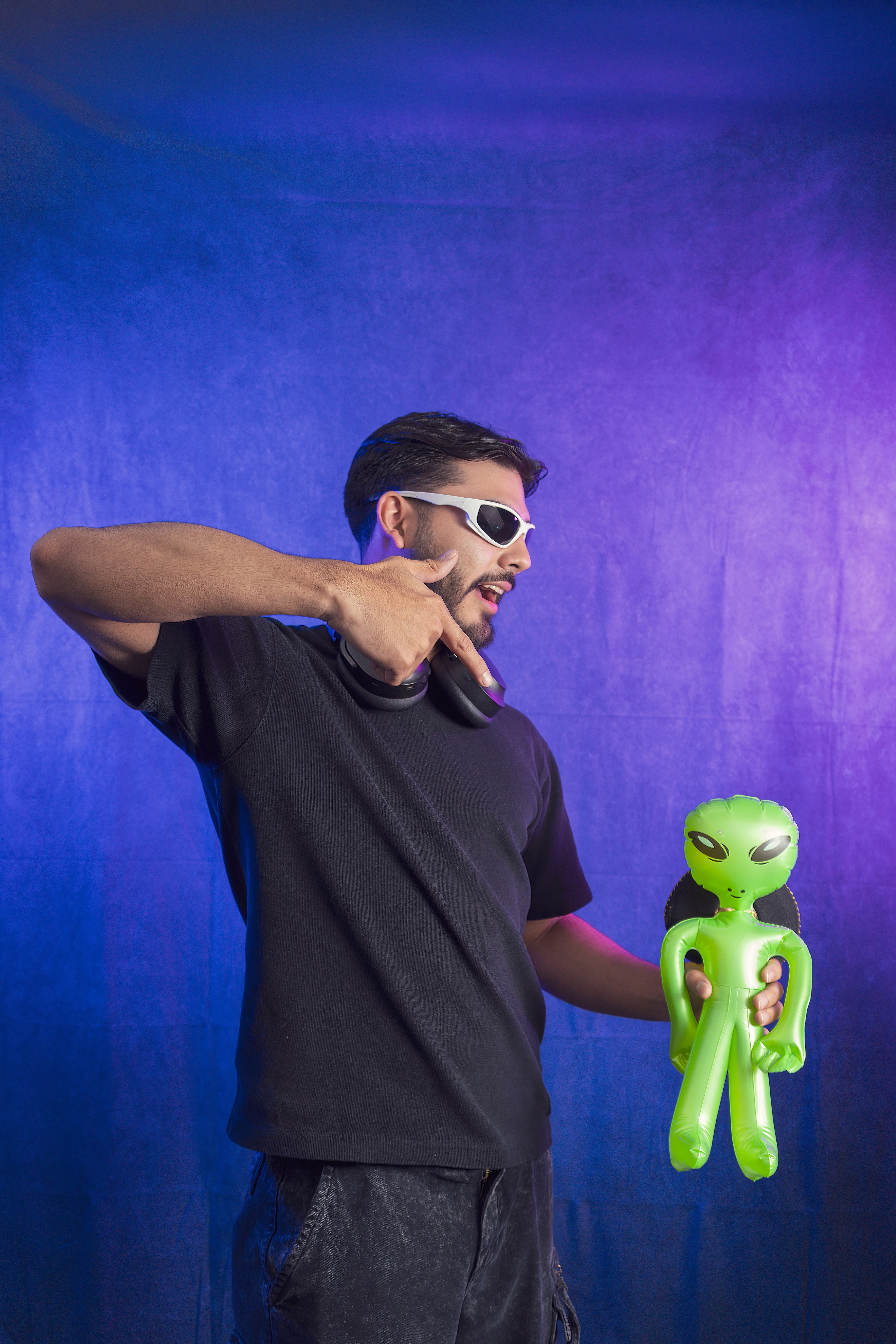 Roger Rave con el alien verde, su mascota y firma visual.
