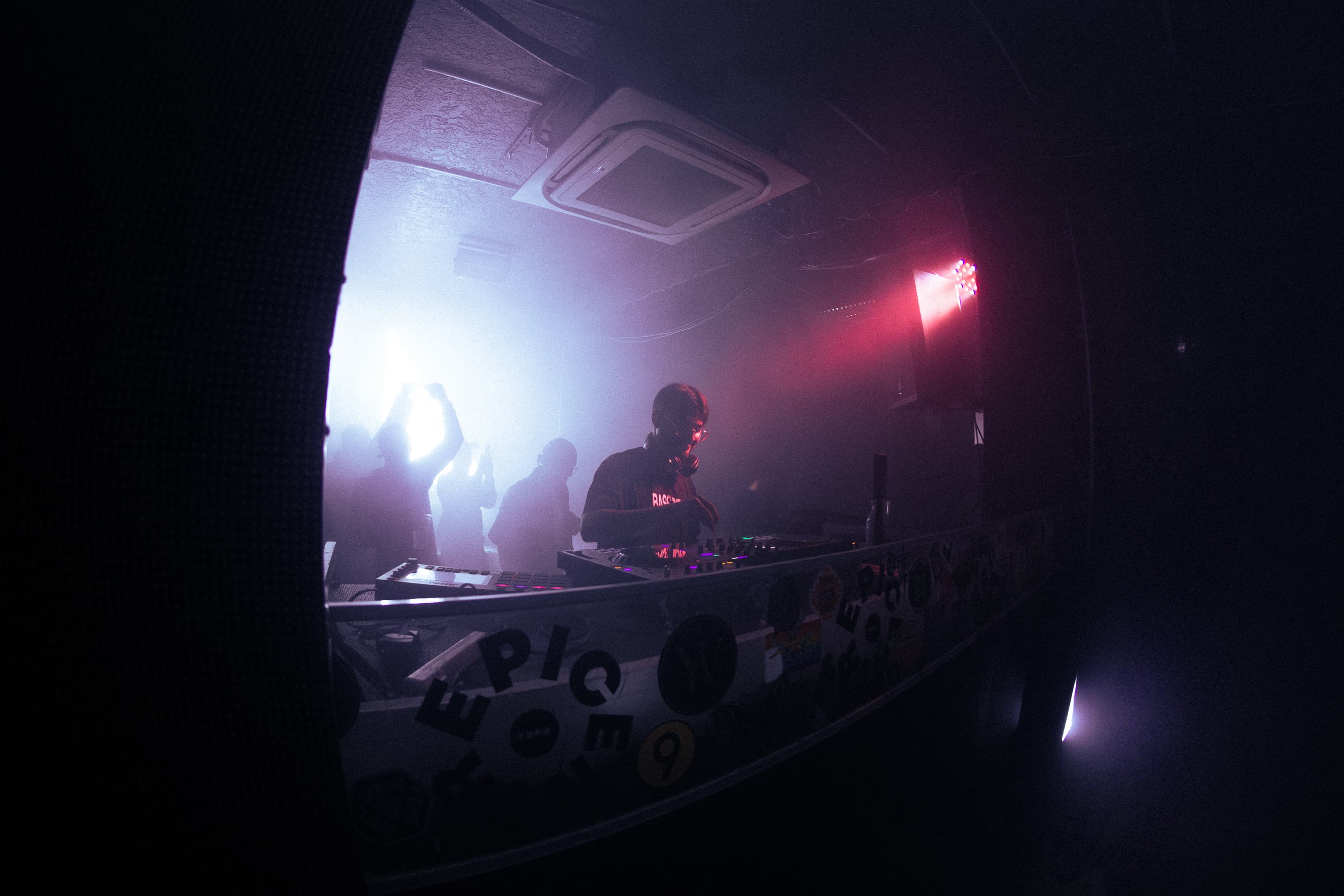 Roger Rave en cabina con humo y luces rojas durante Roger Party.